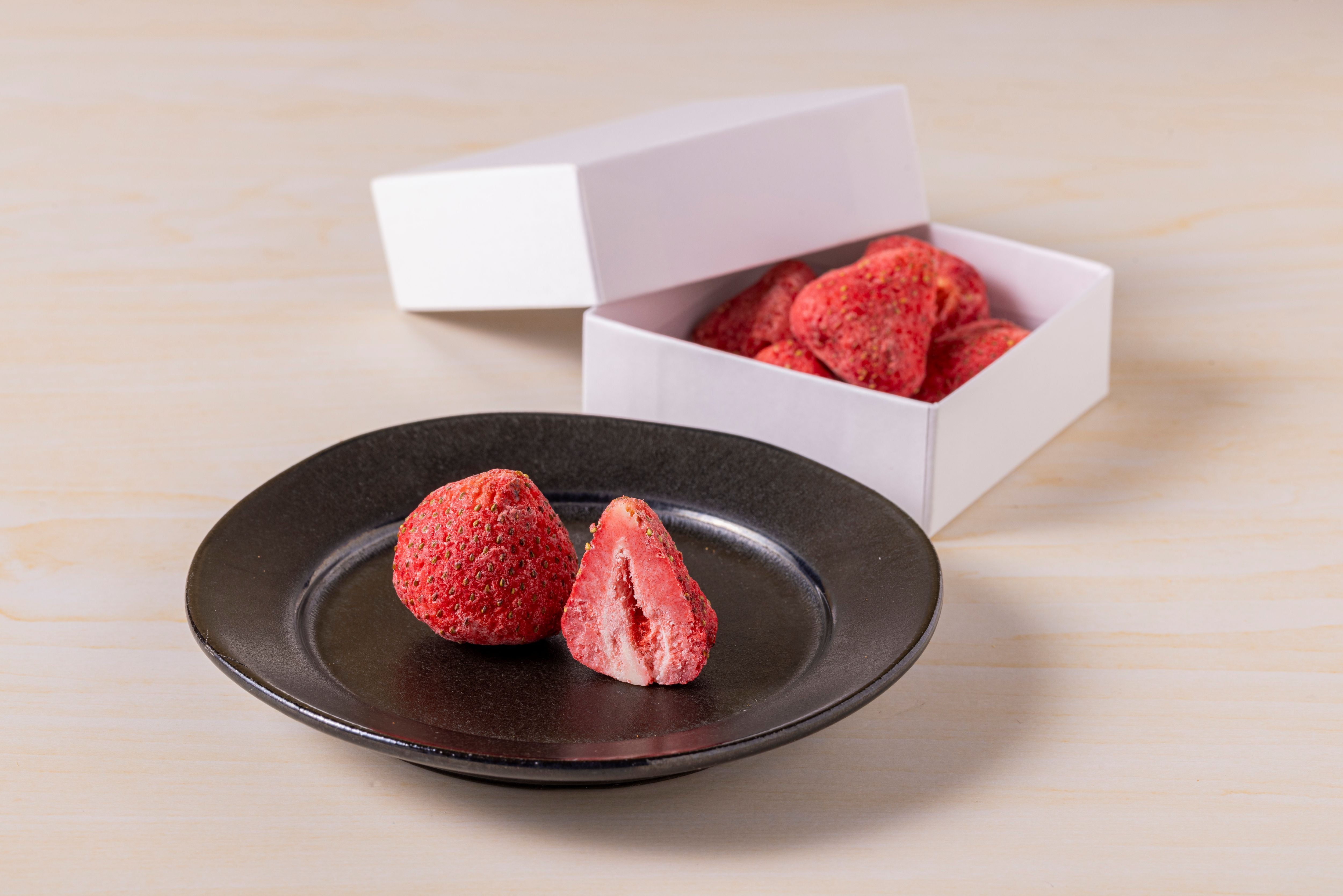 化粧箱入り】染みチョコいちご（5粒入り・1箱）