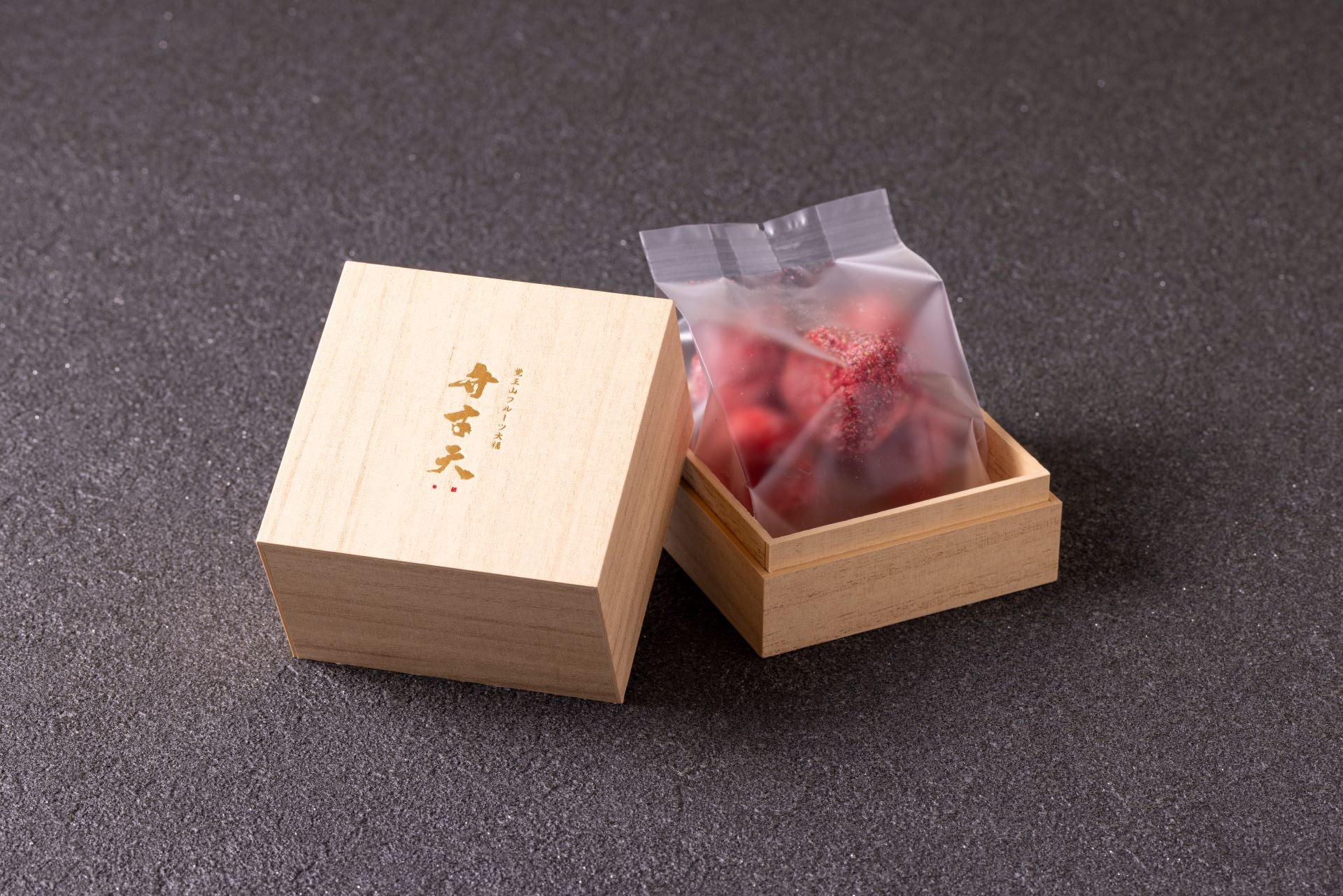 化粧箱入り染みチョコいちご(5粒×3箱)