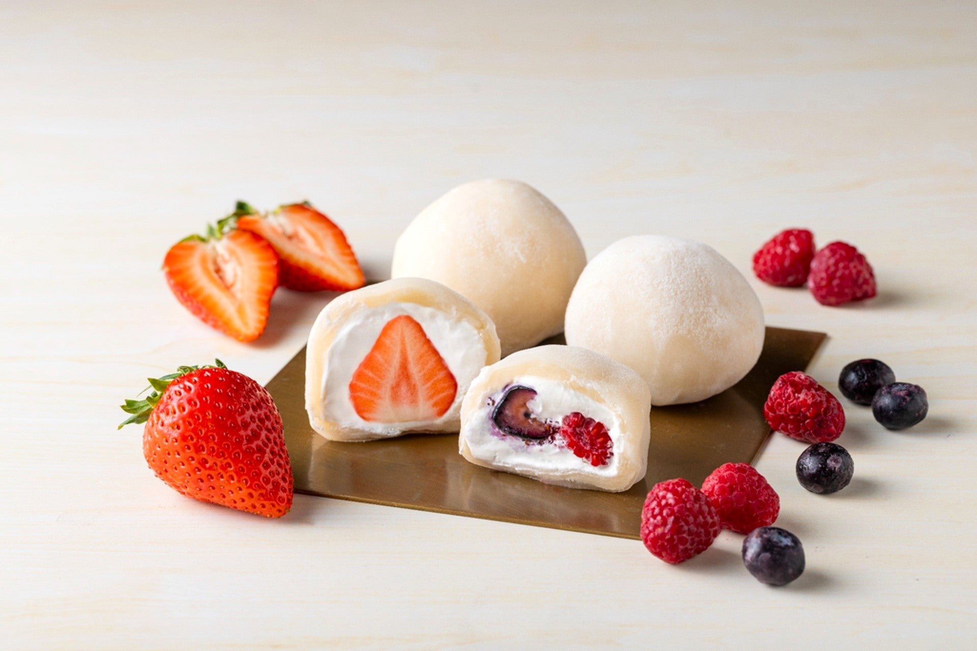 オンライン限定】冷凍：生クリーム大福 丸ごといちご、ミックスベリー