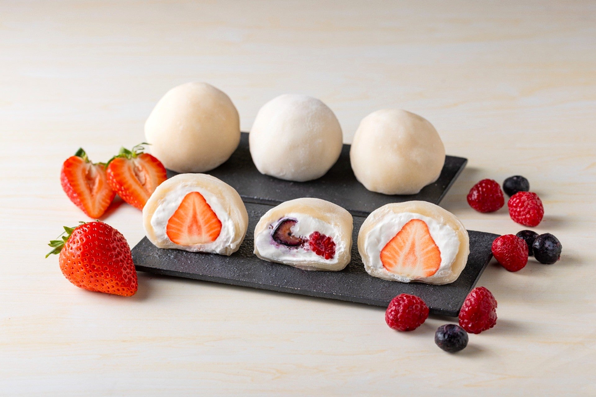 【オンライン限定】冷凍：生クリーム大福 丸ごといちご、ミックスベリー（各３個入り６個セット）